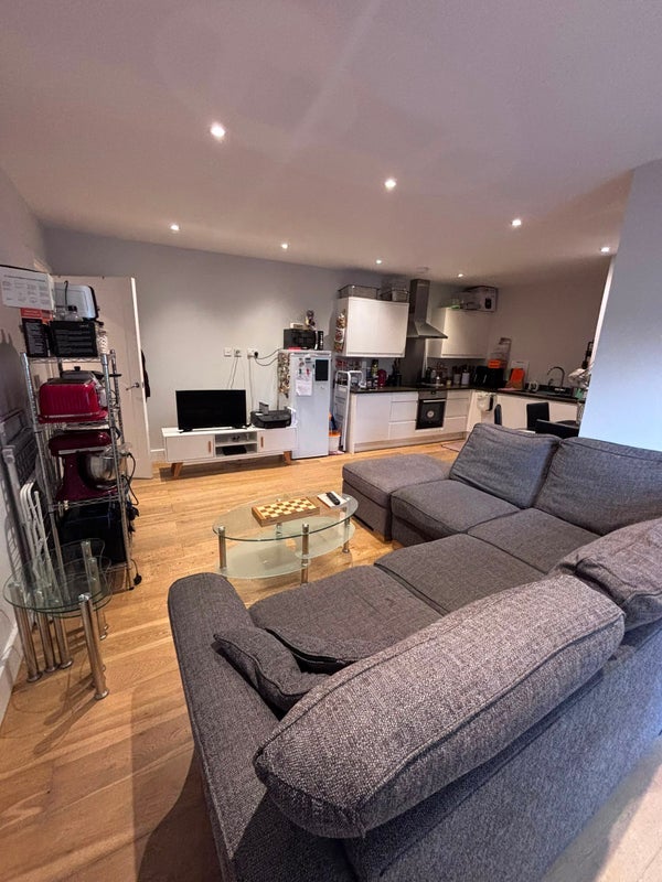 Room Tournay Road in Greater London