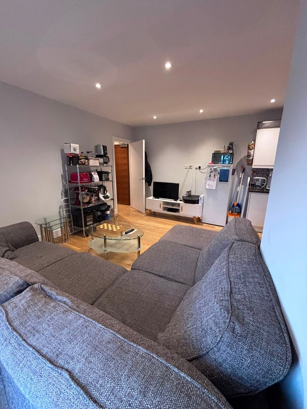 Room Tournay Road in Greater London