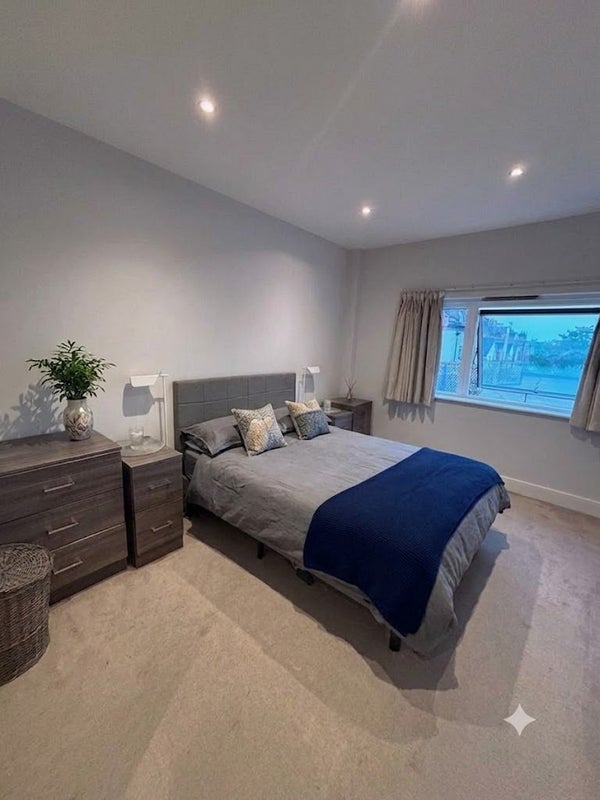 Room Tournay Road in Greater London
