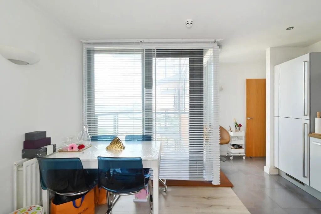 Flat Blackwall Way in Greater London