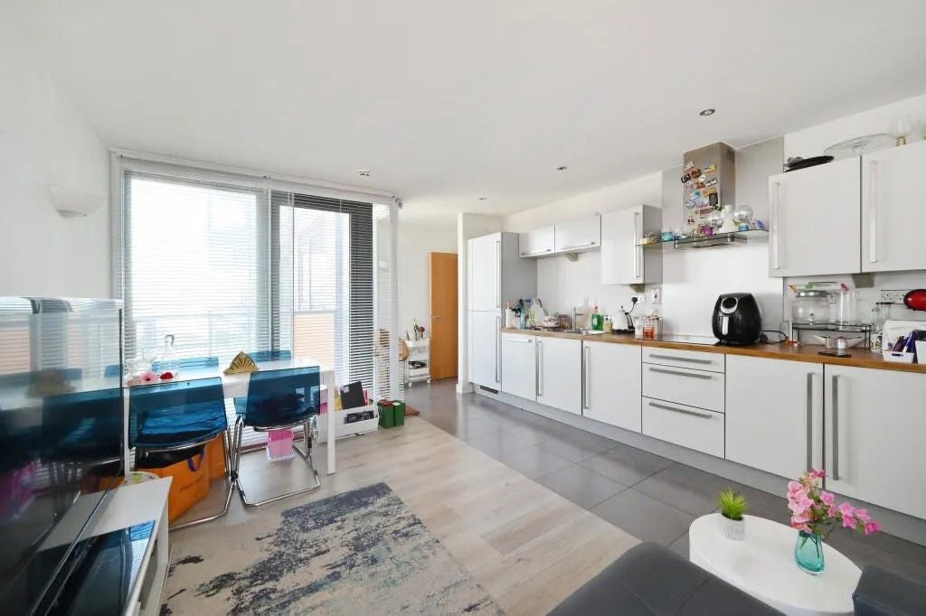 Flat Blackwall Way in Greater London