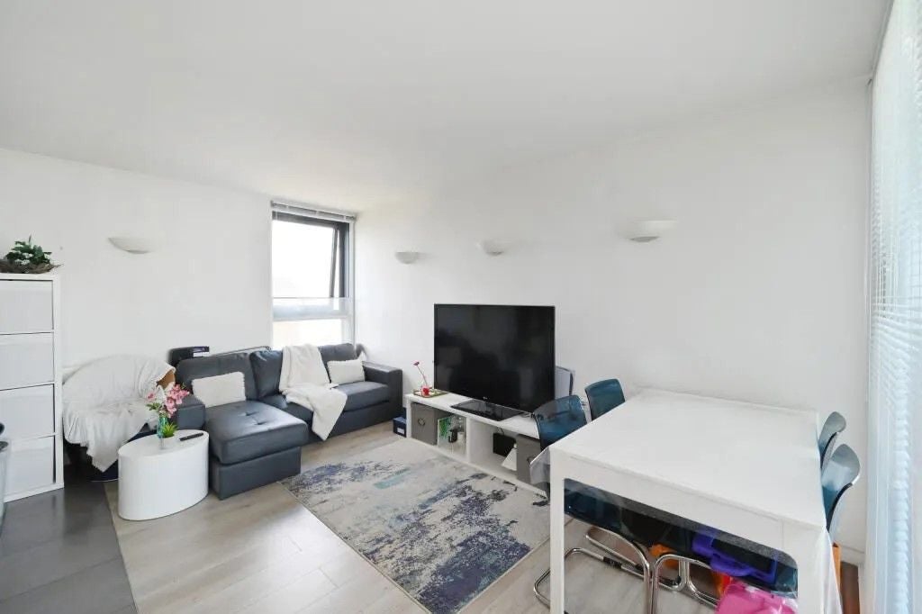 Flat Blackwall Way in Greater London
