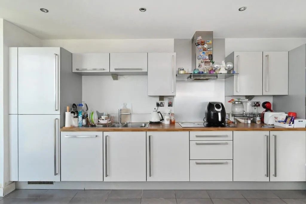 Flat Blackwall Way in Greater London