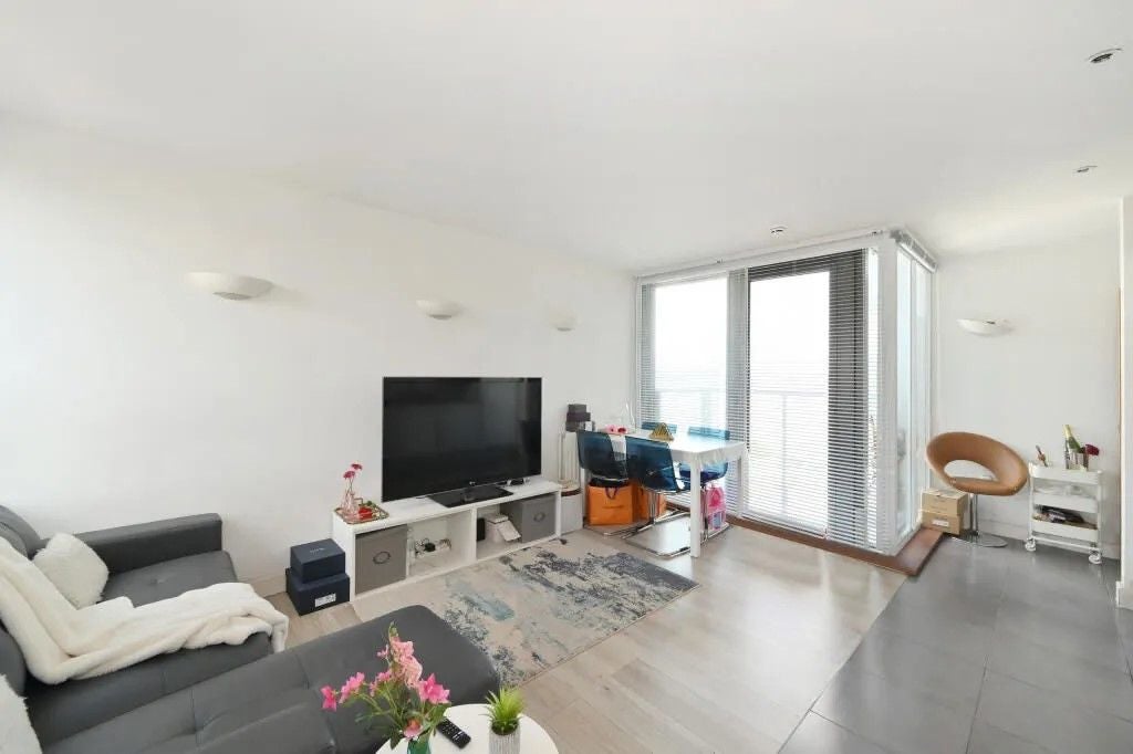 Flat Blackwall Way in Greater London