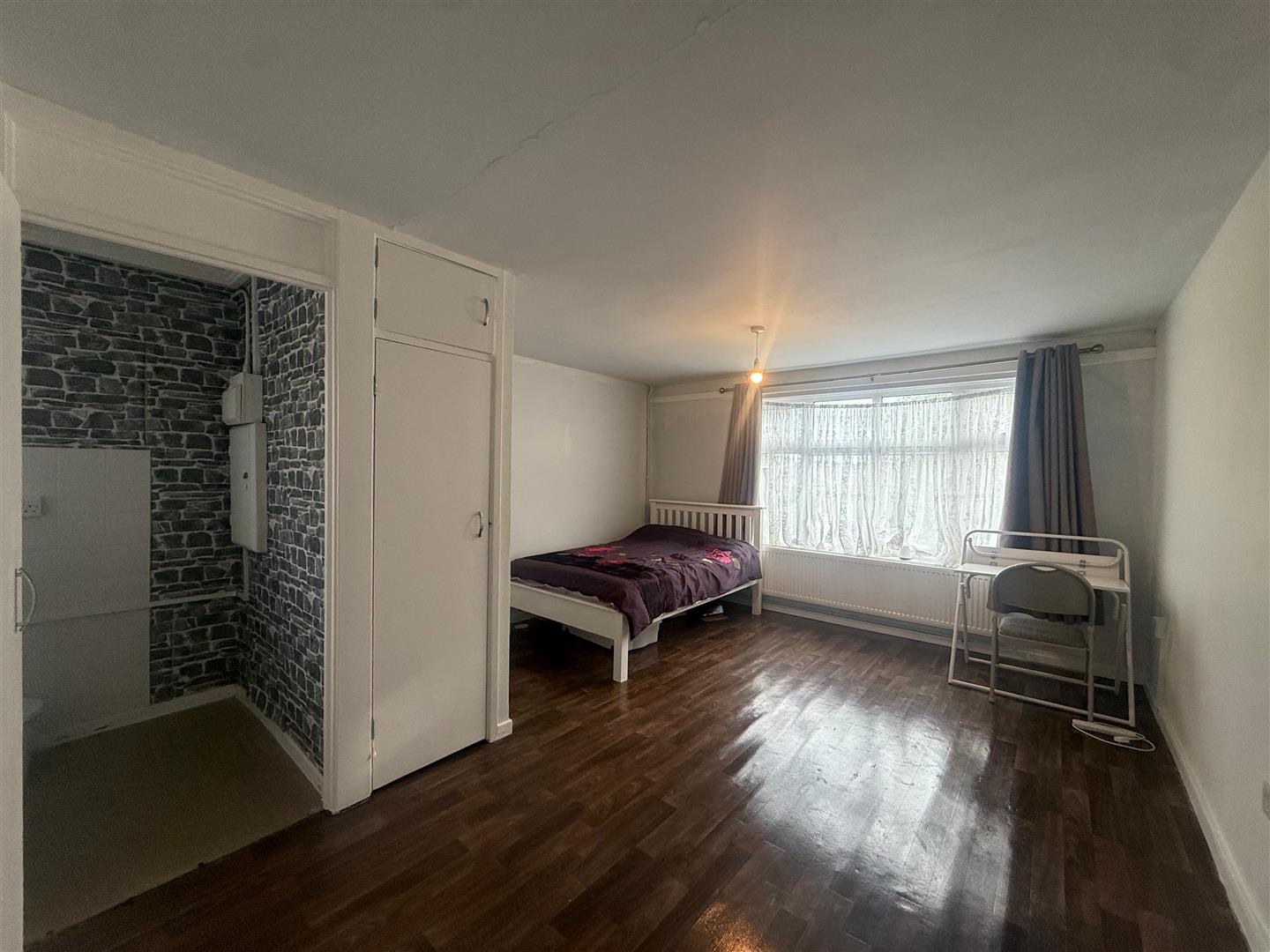 Room Netley Road in Greater London
