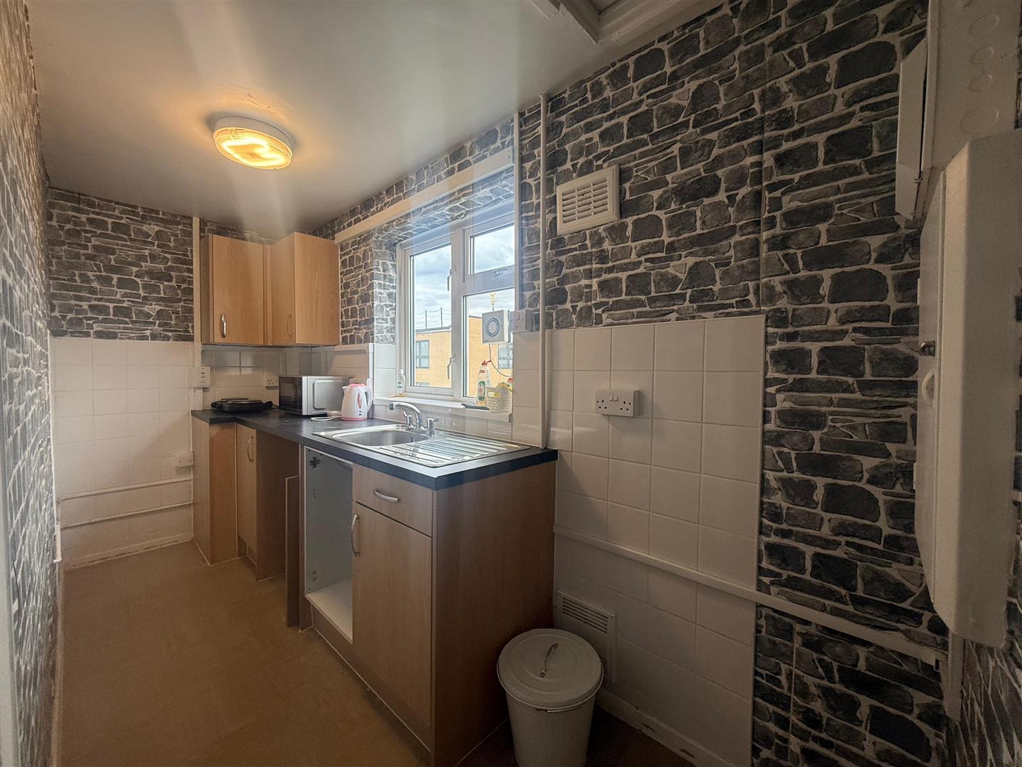 Room Netley Road in Greater London