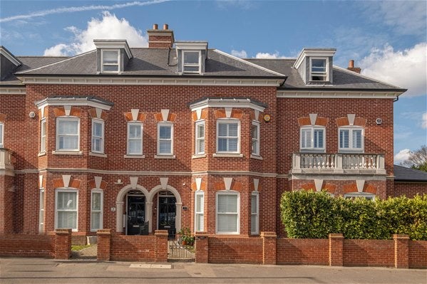 House Portsmouth Road in Elmbridge