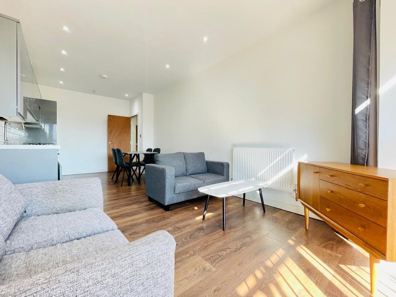 Flat Broadway in Greater London