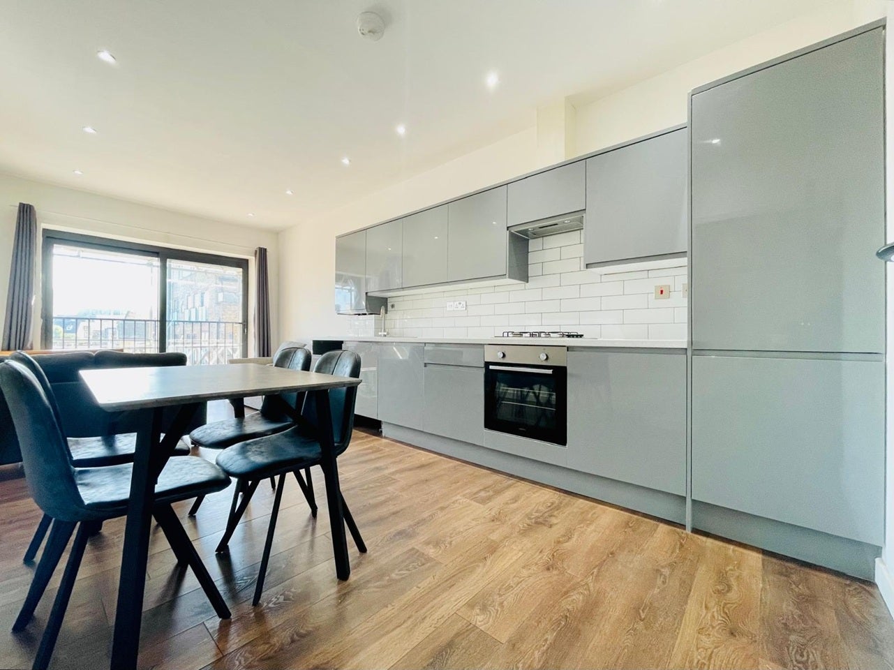 Flat Broadway in Greater London