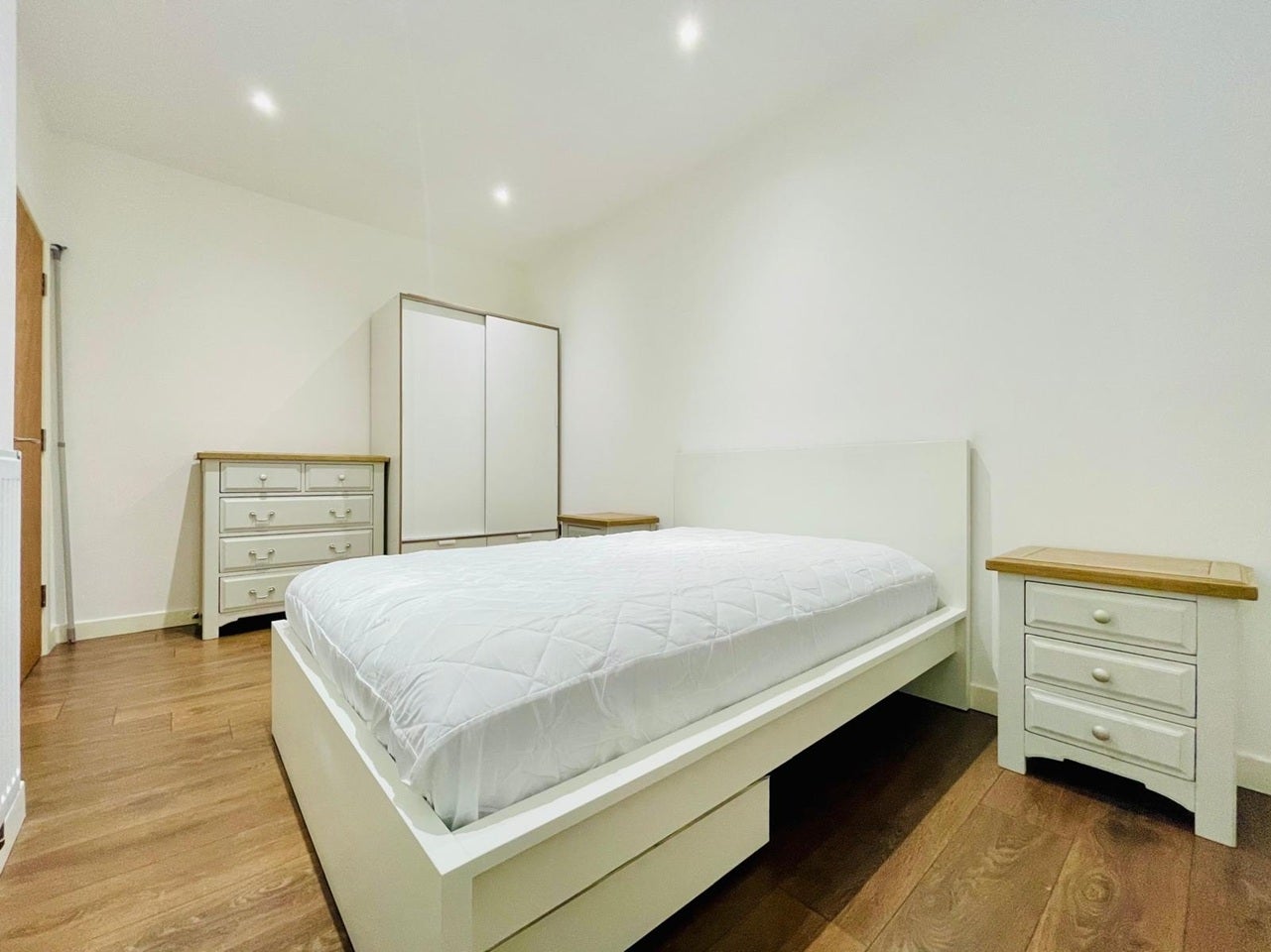 Flat Broadway in Greater London