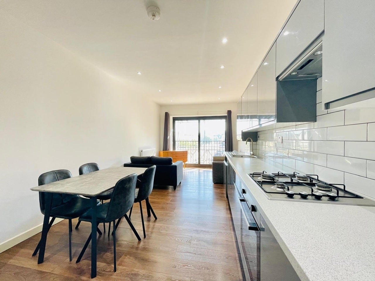 Flat Broadway in Greater London