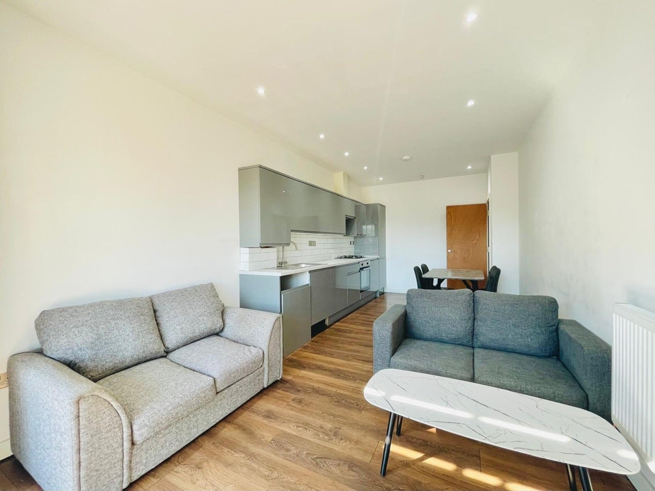 Flat Broadway in Greater London