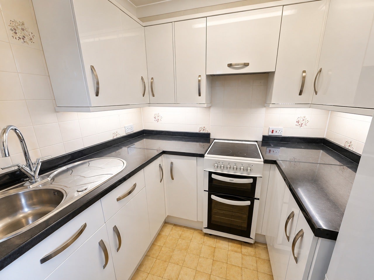 Flat Westland Avenue in Greater London