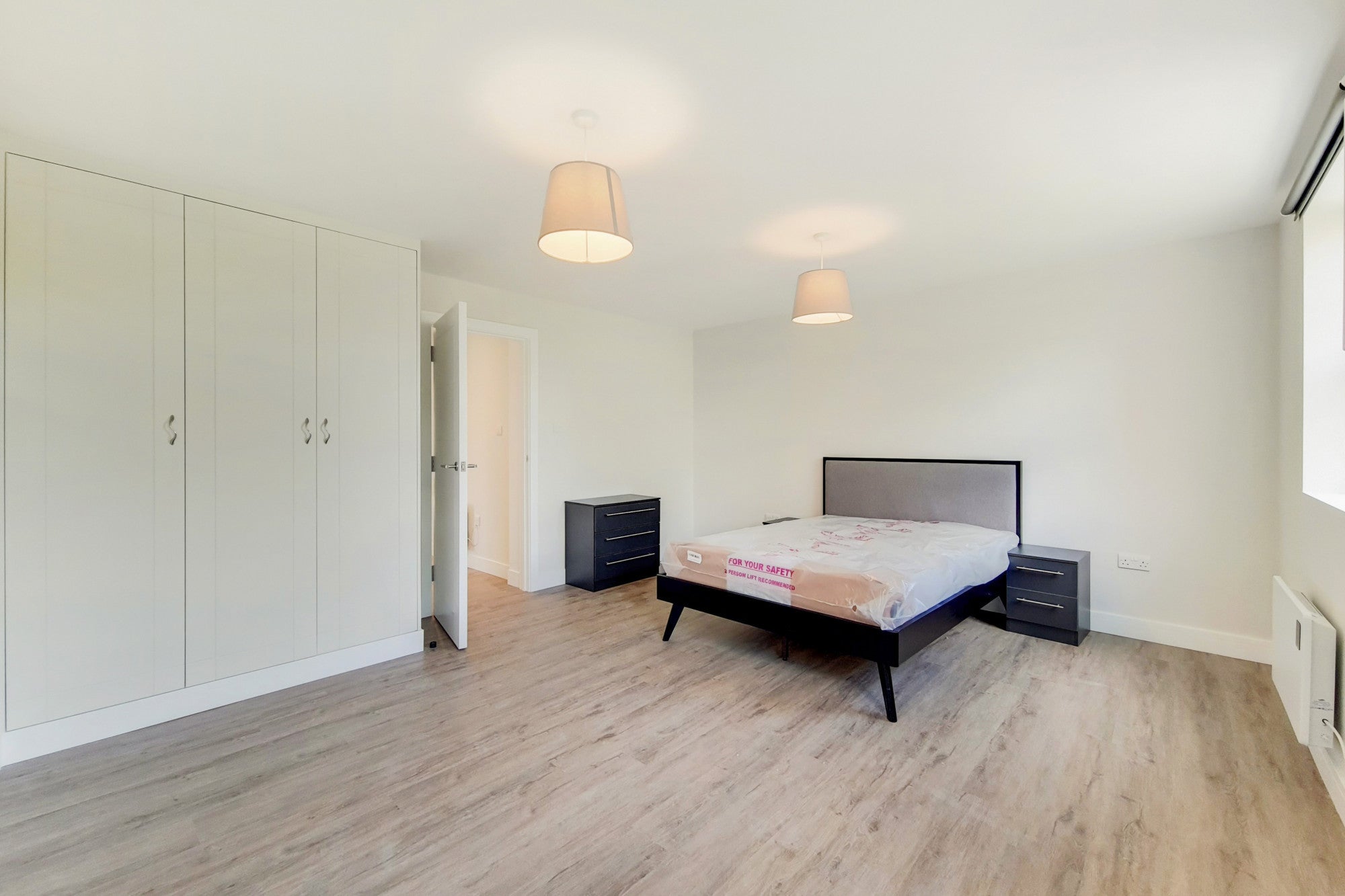 Flat Tooting High Street in Greater London