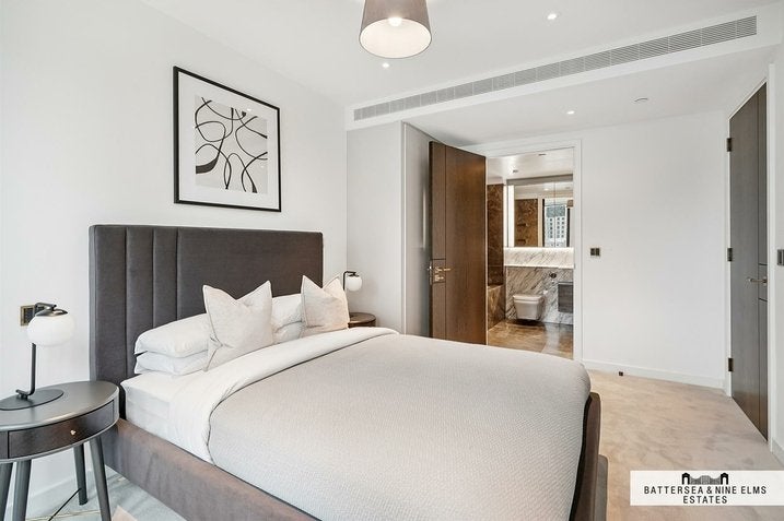Flat Carnation Way in Greater London