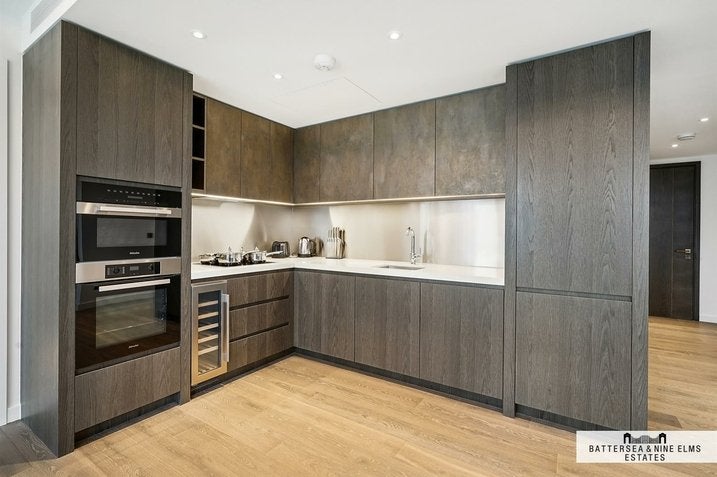 Flat Carnation Way in Greater London