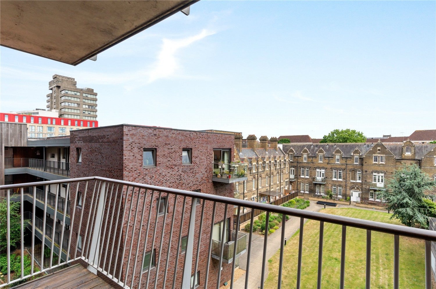 Flat Eden Grove in Greater London