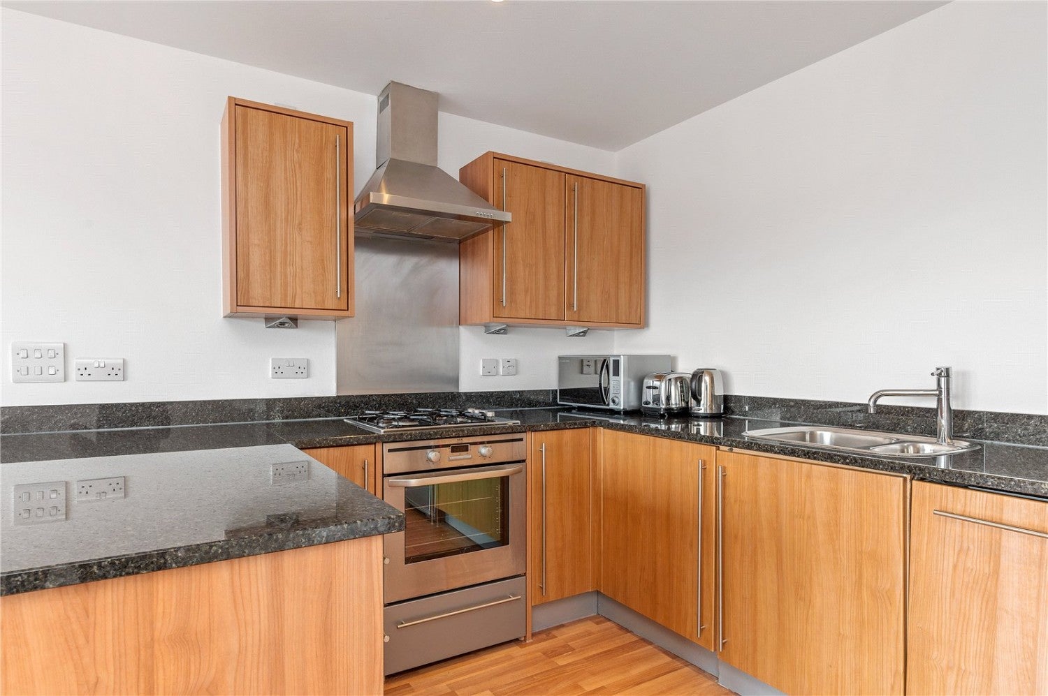 Flat Eden Grove in Greater London