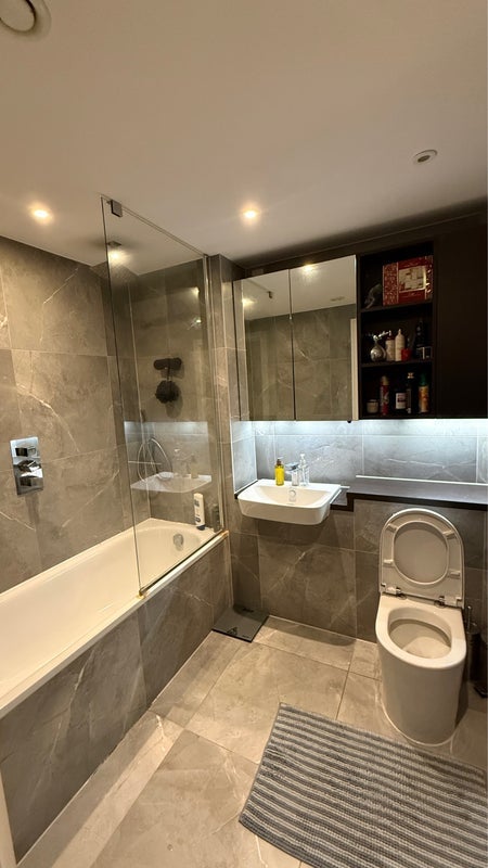 Room Portal Way in Greater London