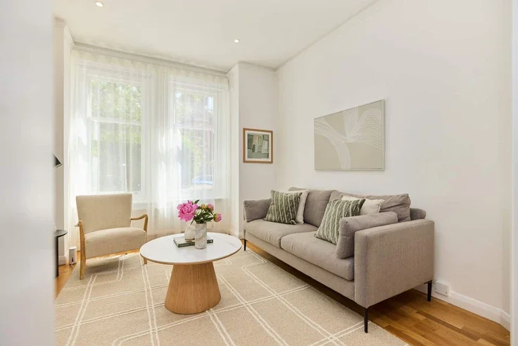 Flat Barcombe Avenue in Greater London