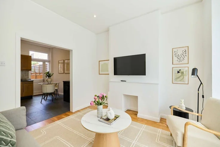 Flat Barcombe Avenue in Greater London