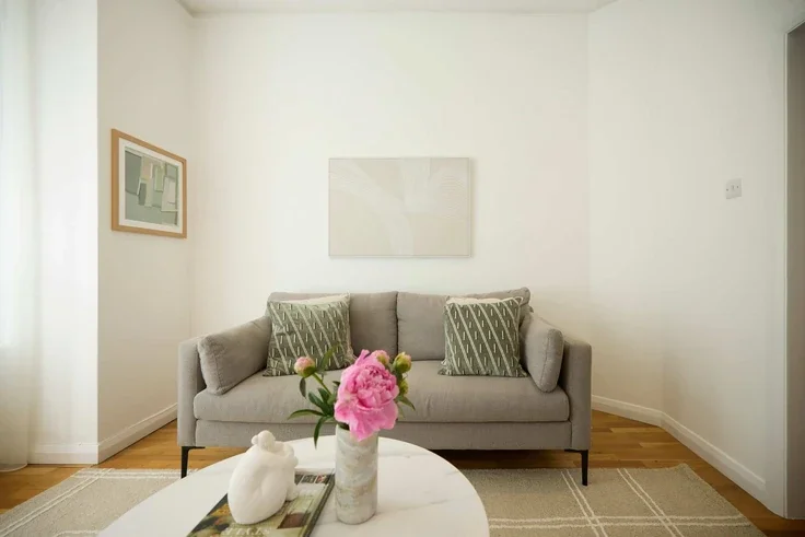 Flat Barcombe Avenue in Greater London