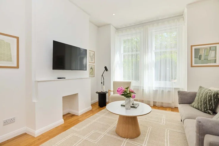 Flat Barcombe Avenue in Greater London