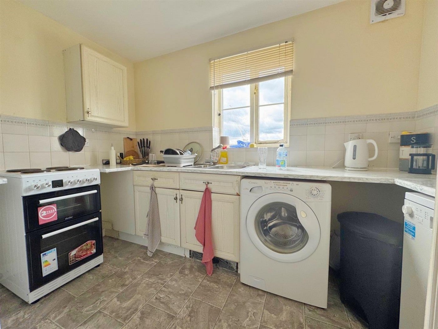 Flat Dairyman Close in Greater London