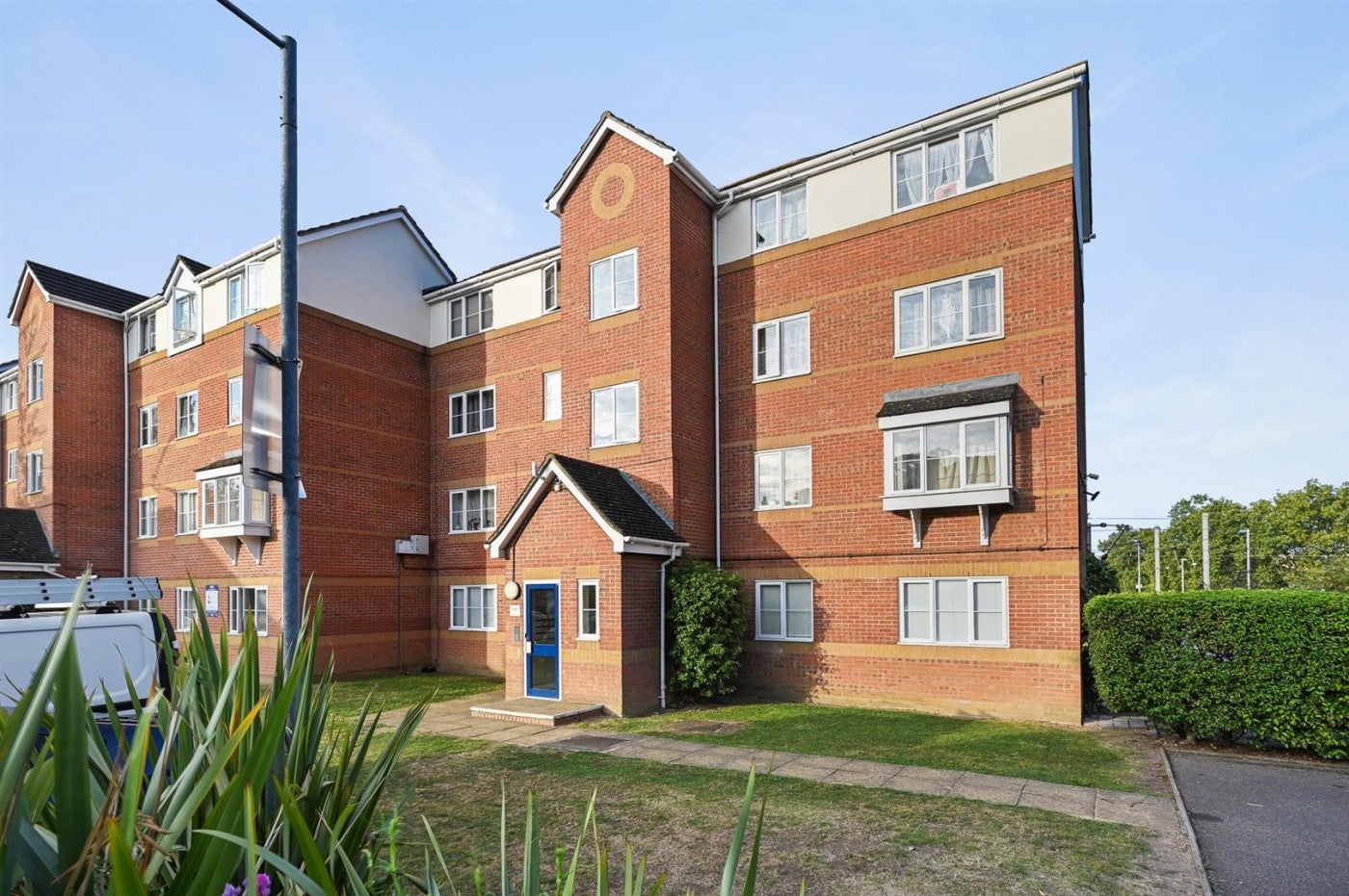 Flat Dairyman Close in Greater London