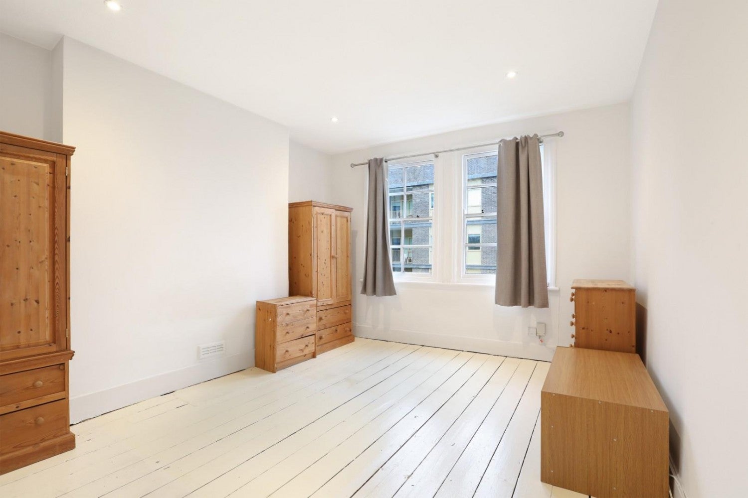 Flat Lomond Grove in Greater London