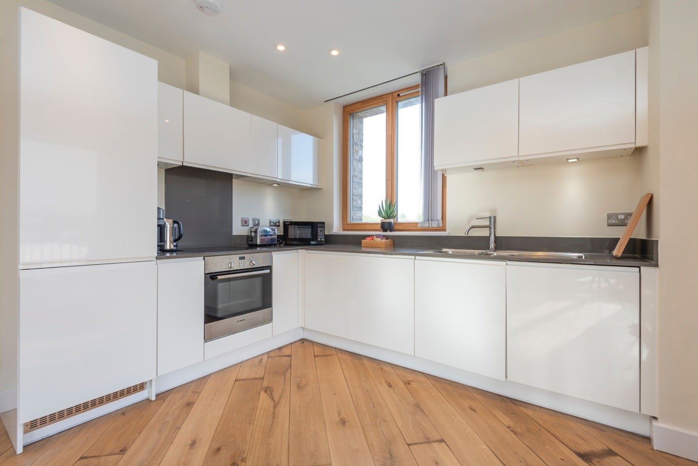 Flat Bramley Road in Greater London