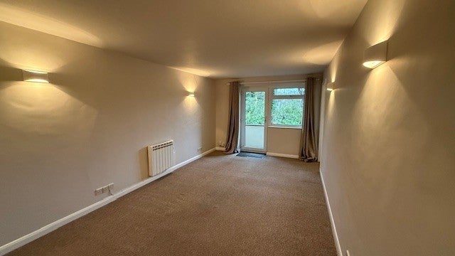 Flat Warren Road in Guildford