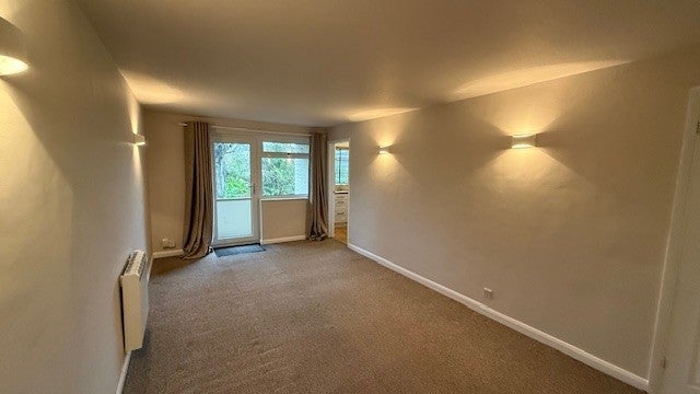 Flat Warren Road in Guildford