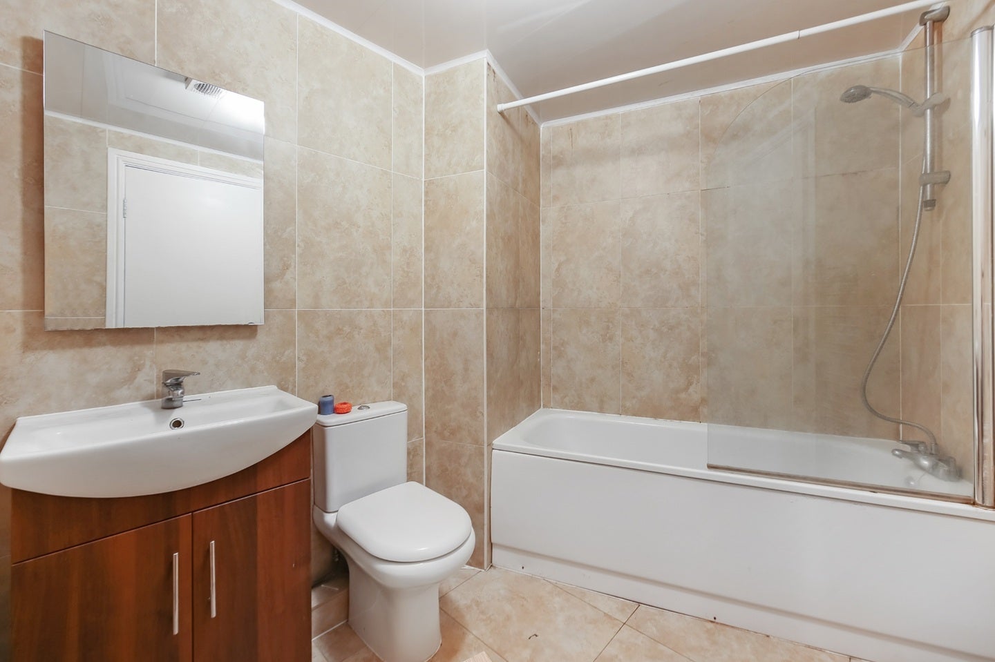 Flat Westferry Road in Greater London