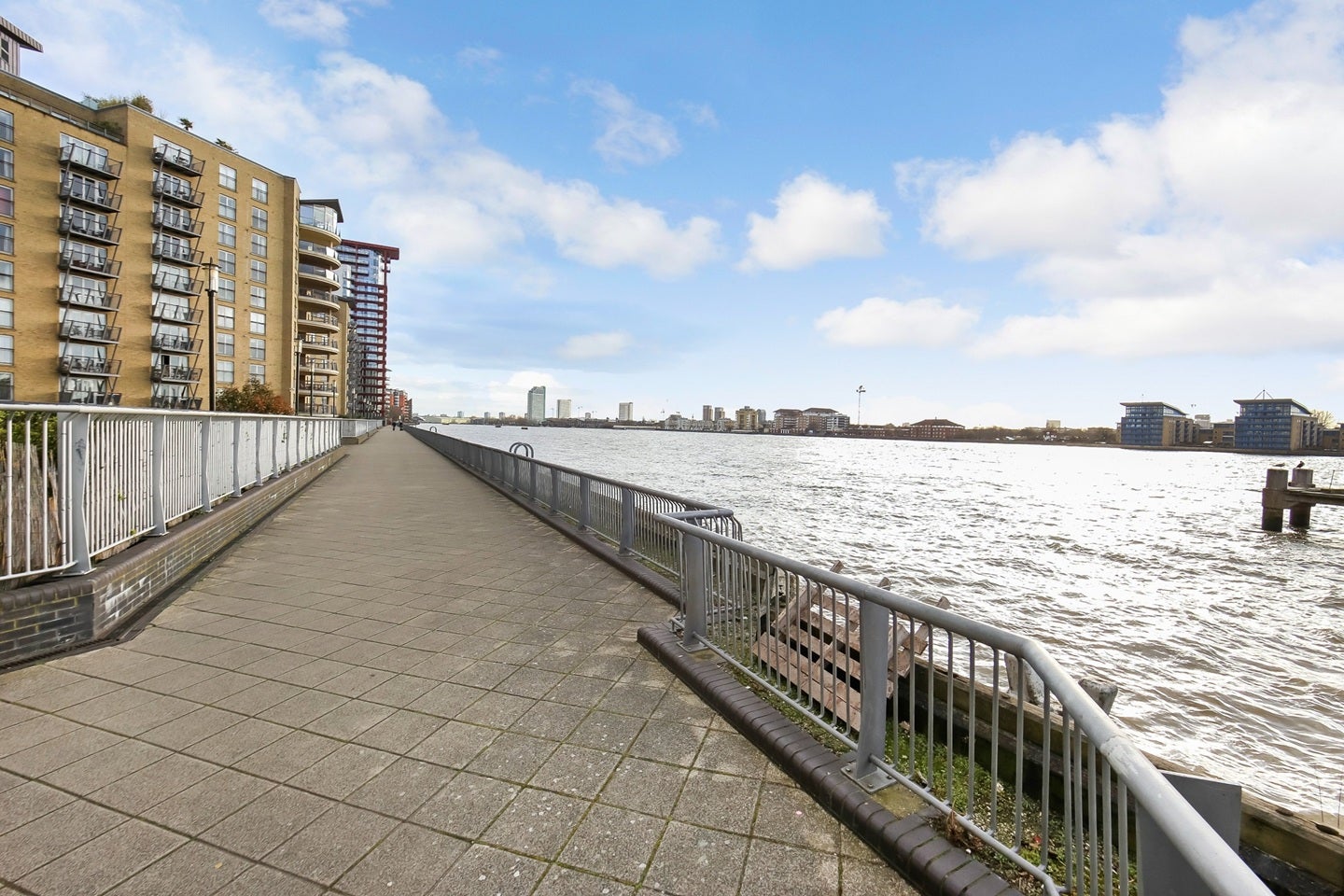Flat Westferry Road in Greater London