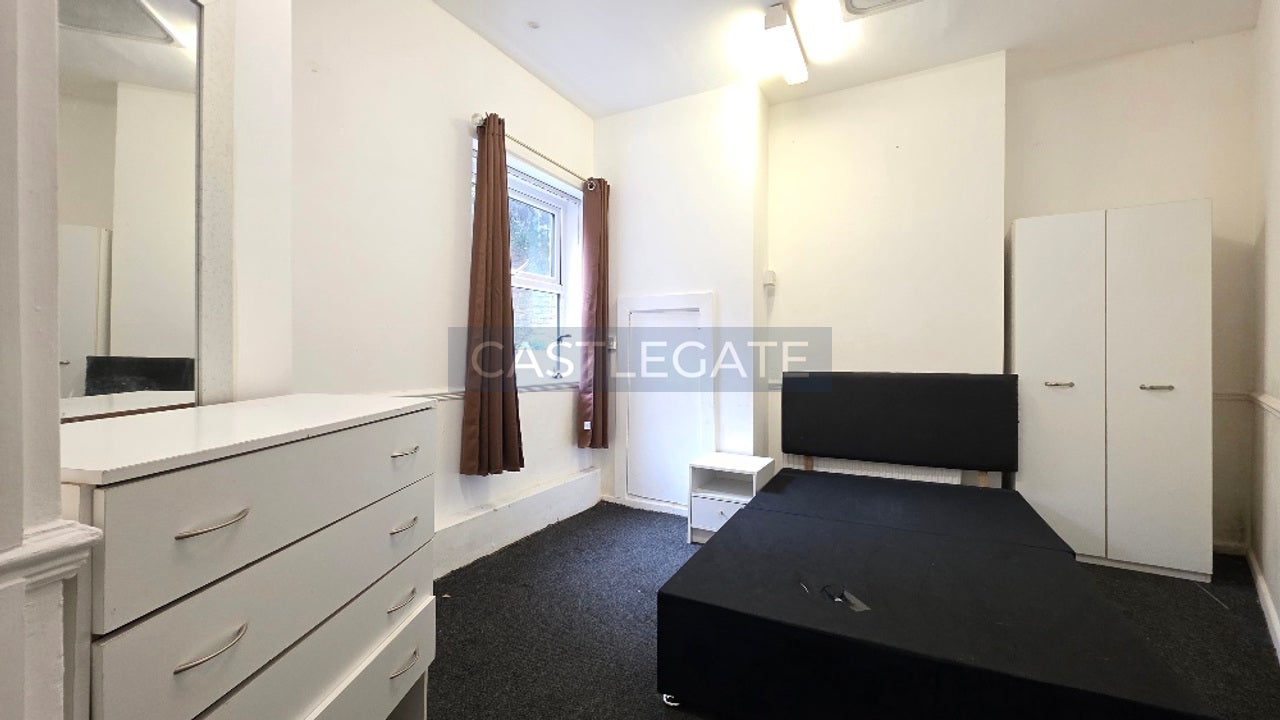 Flat Manchester Road in Kirklees