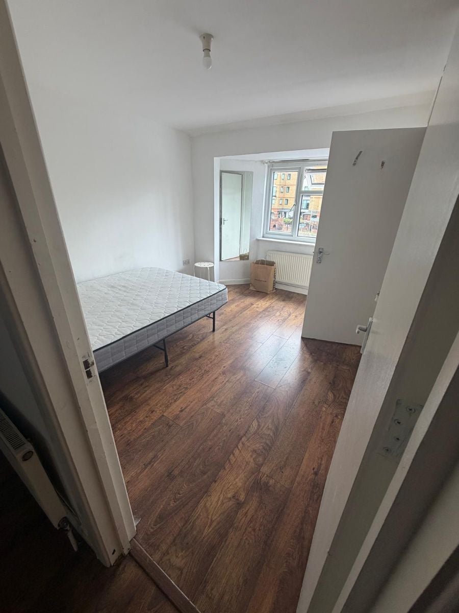 Flat Renters Avenue in Greater London