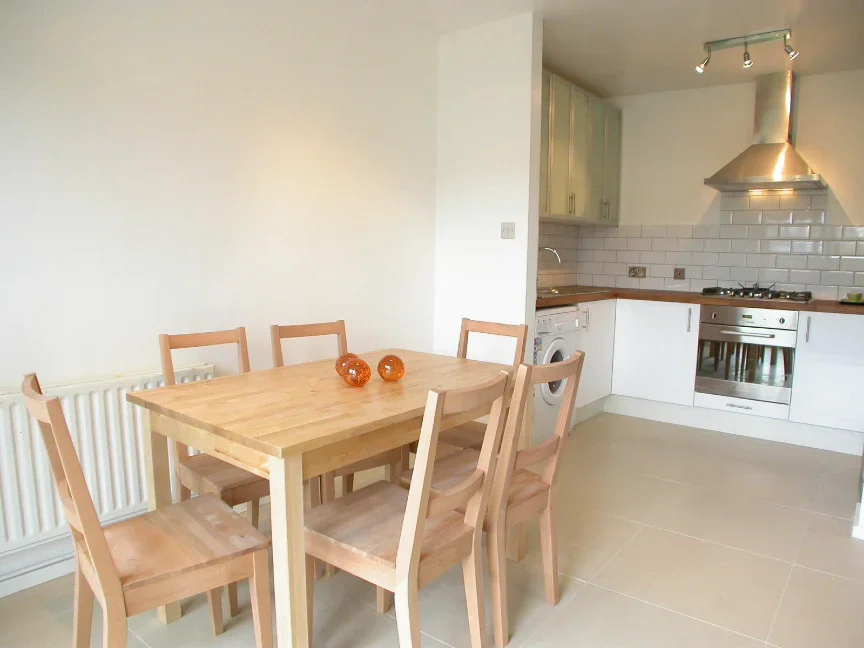 Flat Wilderness Mews in Greater London