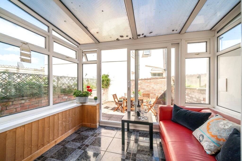Room Harrowdene Road in Bristol