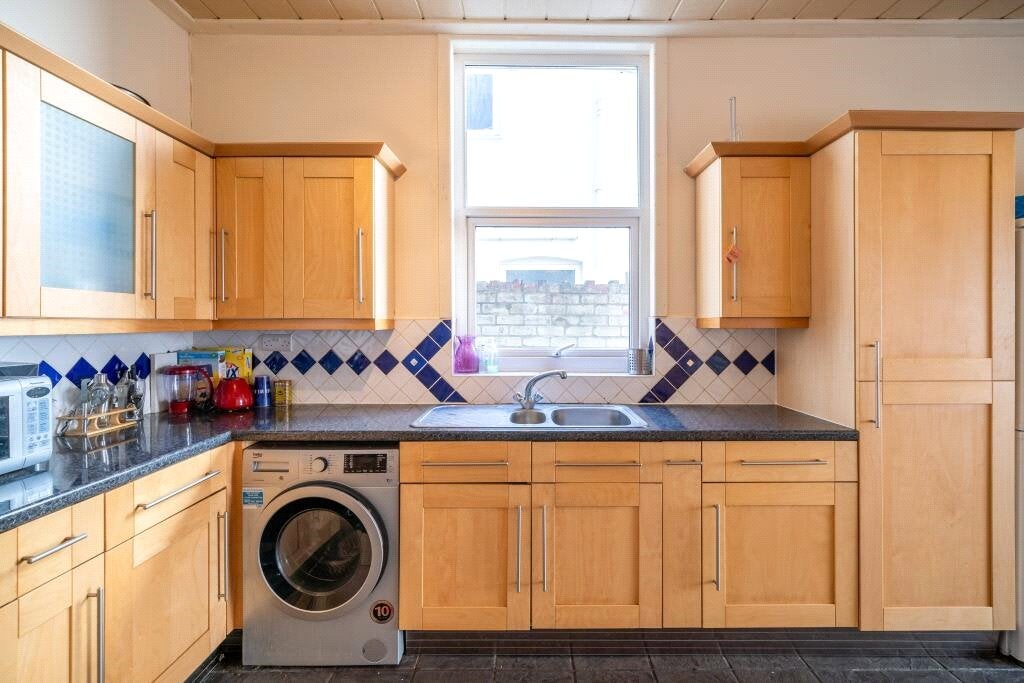 Room Harrowdene Road in Bristol