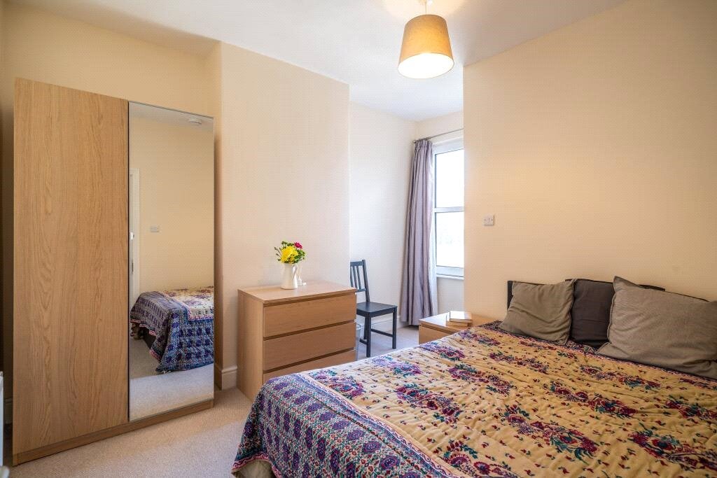 Room Harrowdene Road in Bristol
