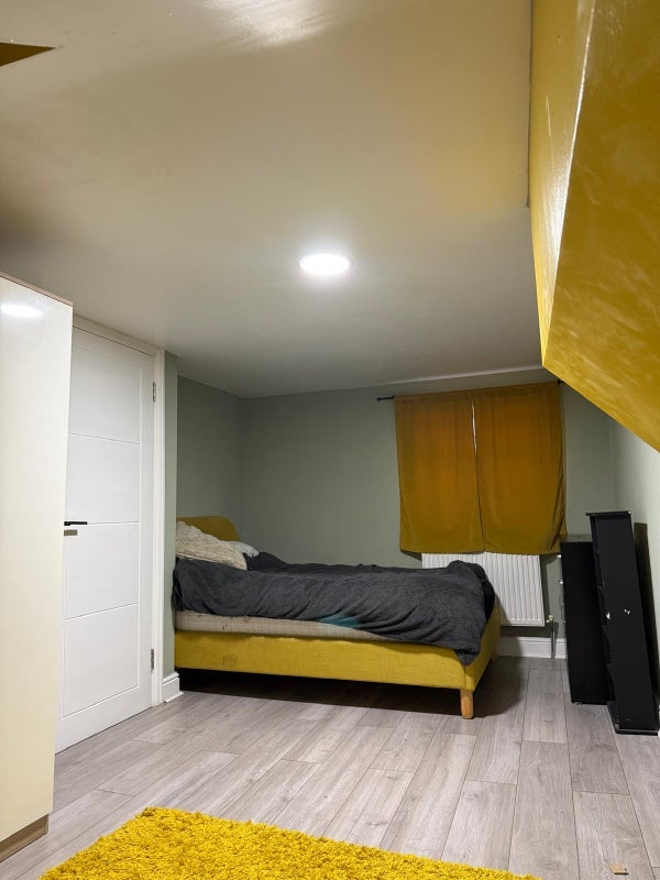 Room Dunedin Road in Greater London