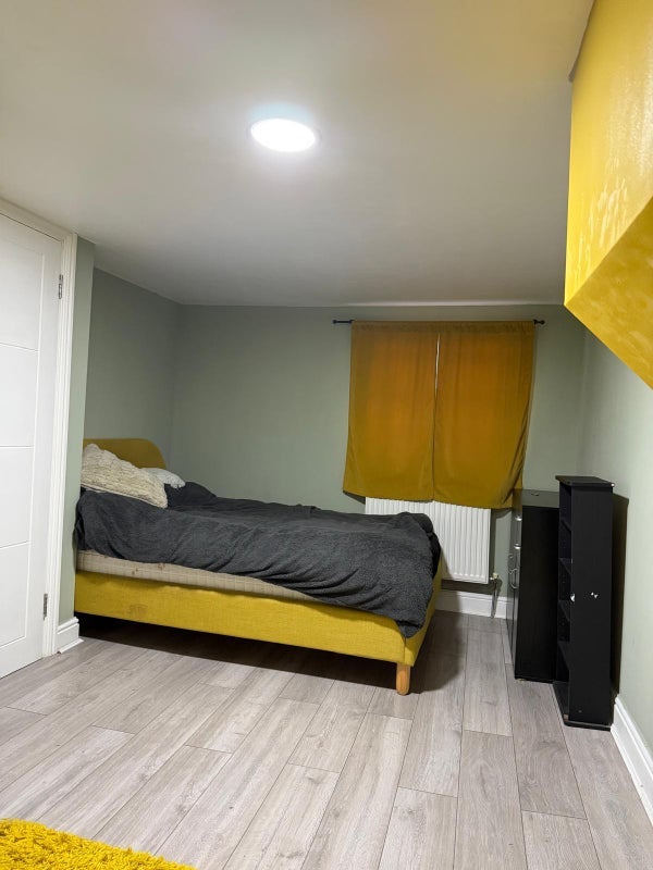 Room Dunedin Road in Greater London