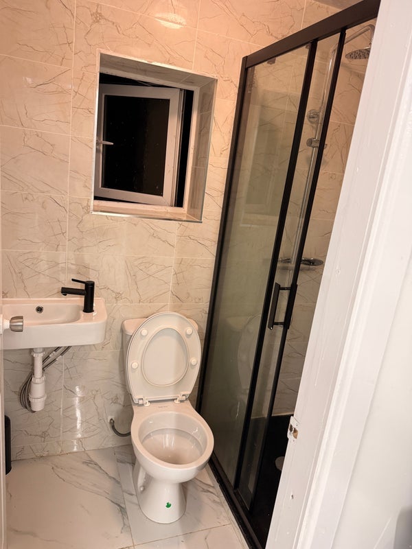 Room Carrfield Close in Salford