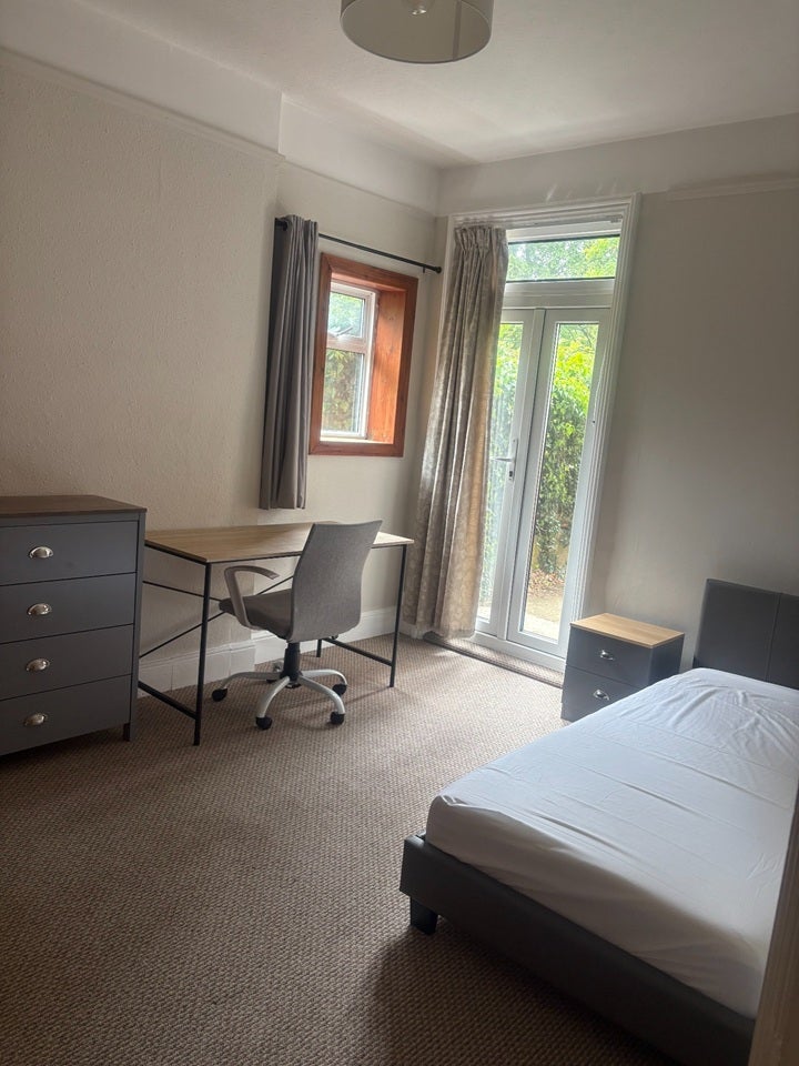 Room Clockhouse Road in Rushmoor