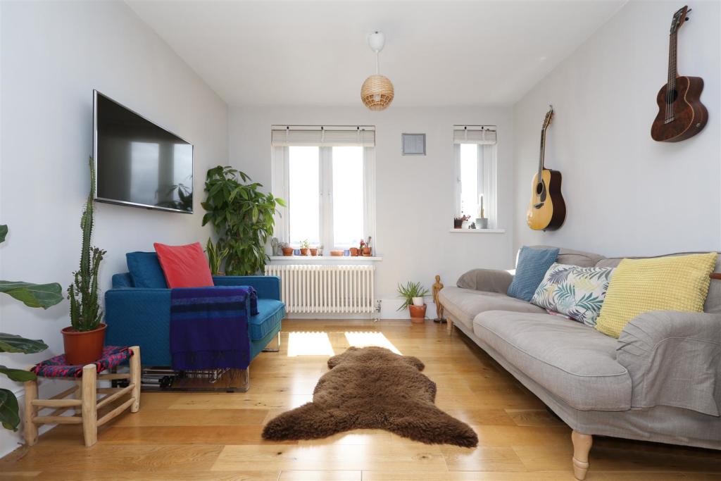 Flat Highlands Close in Greater London
