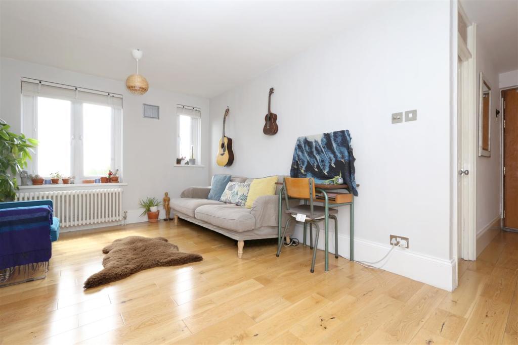 Flat Highlands Close in Greater London