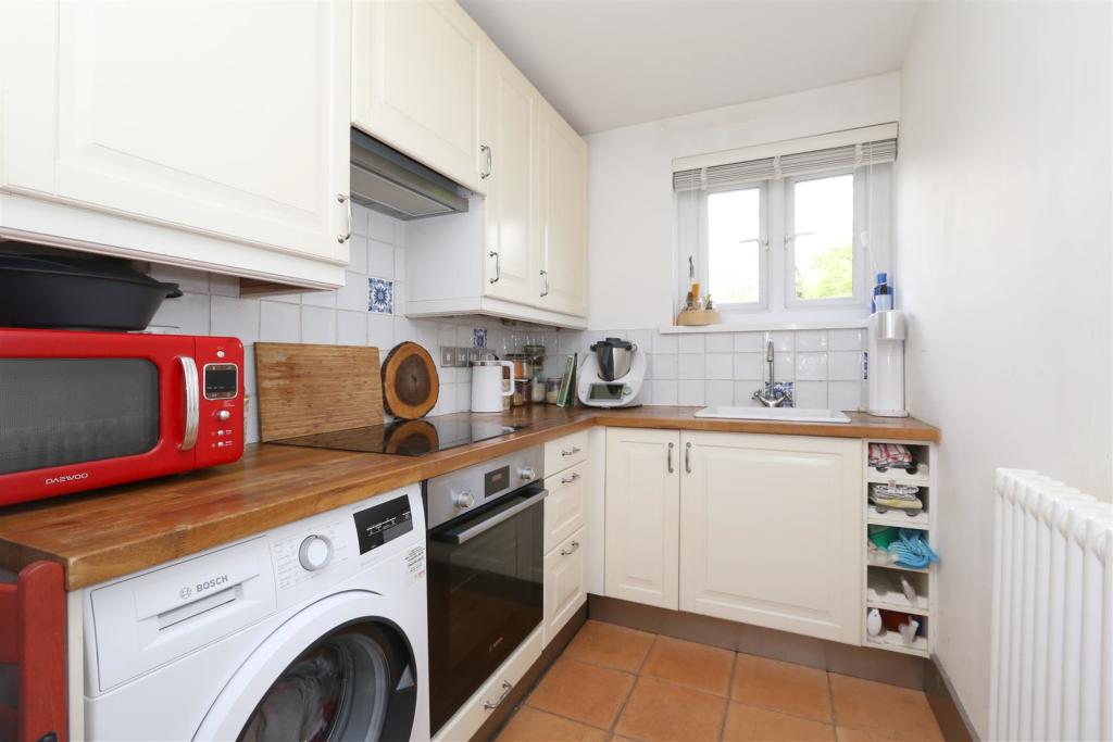 Flat Highlands Close in Greater London