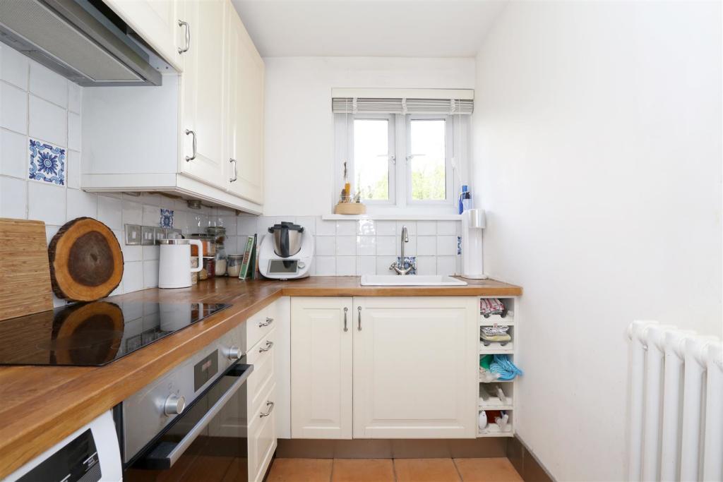 Flat Highlands Close in Greater London