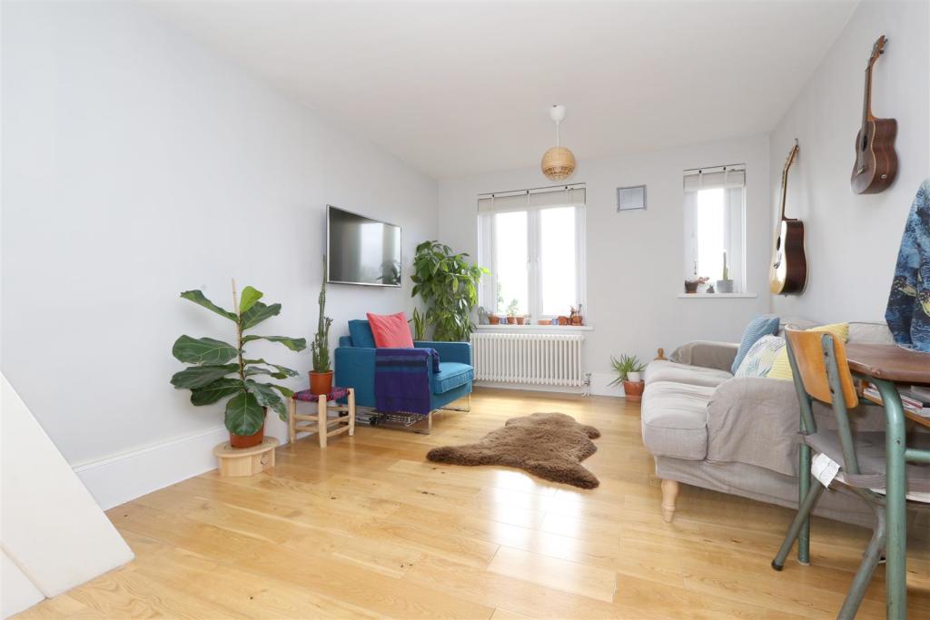Flat Highlands Close in Greater London
